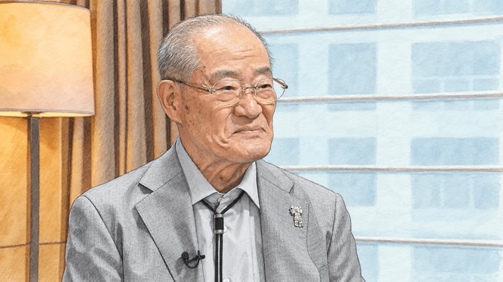 회색 재킷과 안경을 착용한 장훈이 실내에 앉아 있다.