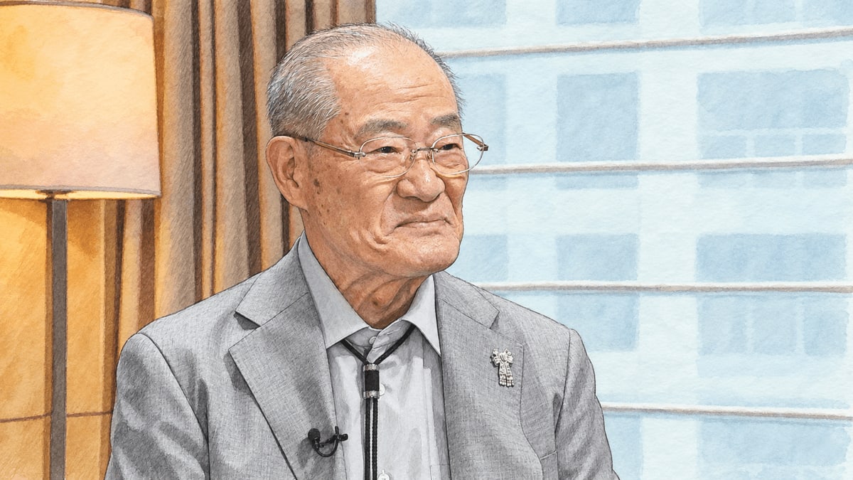 회색 재킷과 안경을 착용한 장훈이 실내에 앉아 있다.